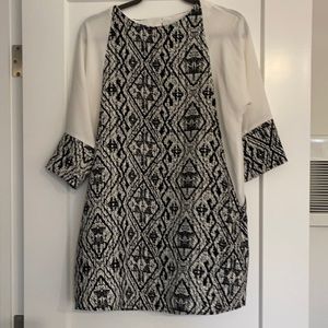 Black and white tunic shirt with 3/4 sleeves